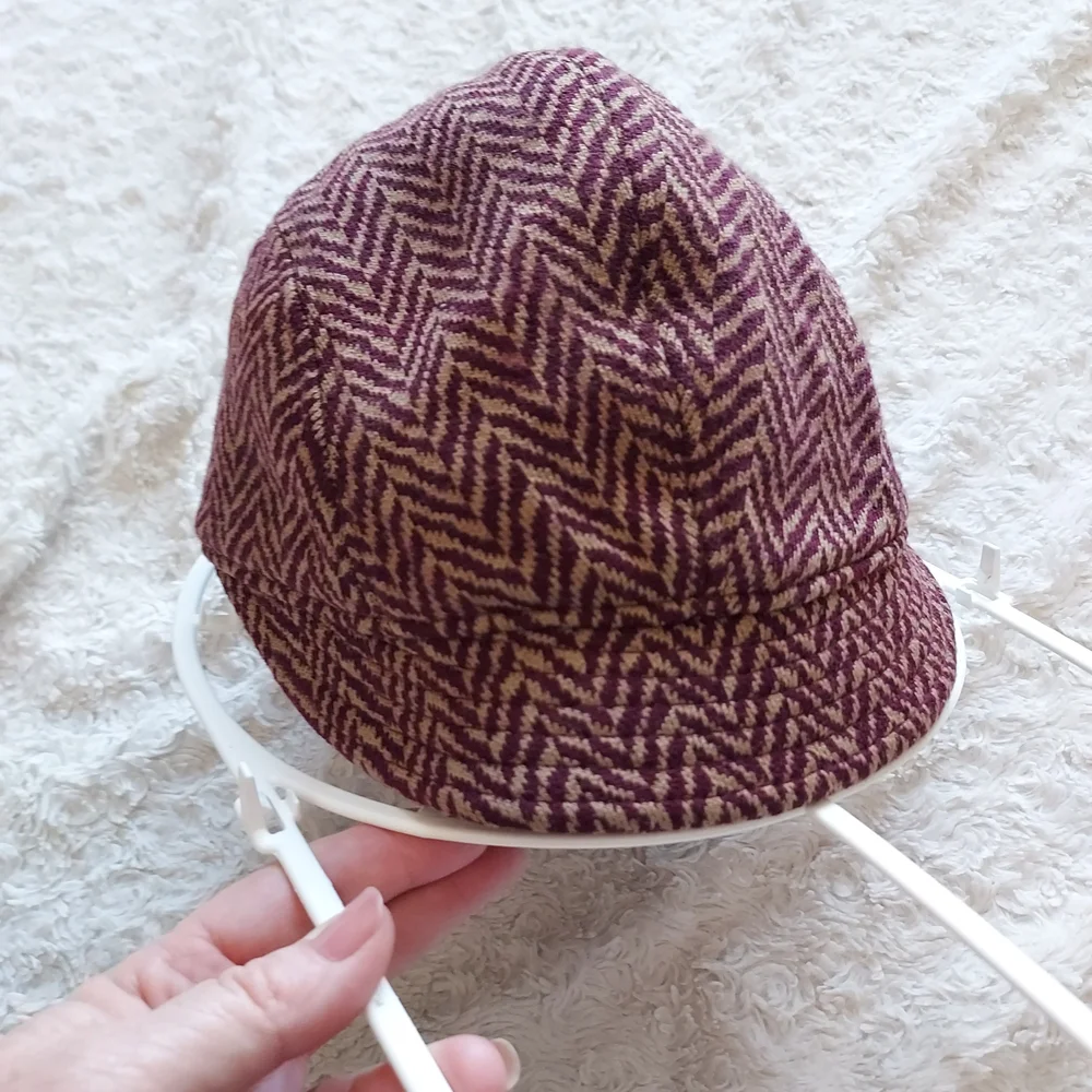 Kangol Undulating Herringbone Deeto Cap Hat 6723BC Wine & Beige Preppy Newsie